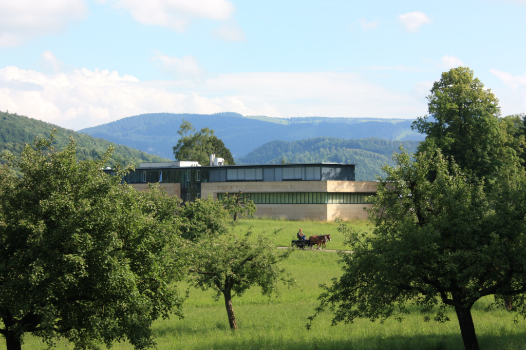 Die Nordfassade des Museums für Musikautomaten im Sommer.